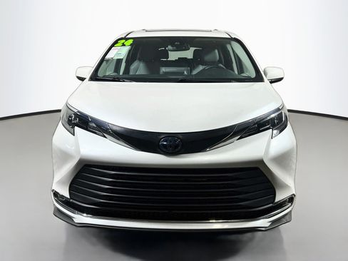Used 2024 Toyota Sienna XLE FWD image 11