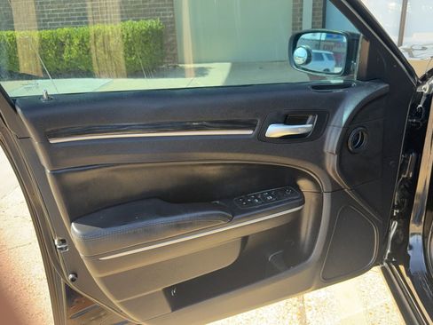 Used 2016 Chrysler 300 Limited image 8