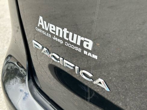 Used 2023 Chrysler Pacifica Touring-L image 36