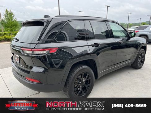 Used 2025 Jeep Grand Cherokee Altitude AWD/4WD image 10