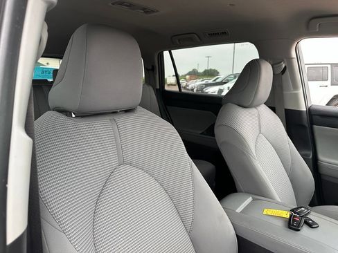 Used 2023 Toyota Highlander L FWD image 33