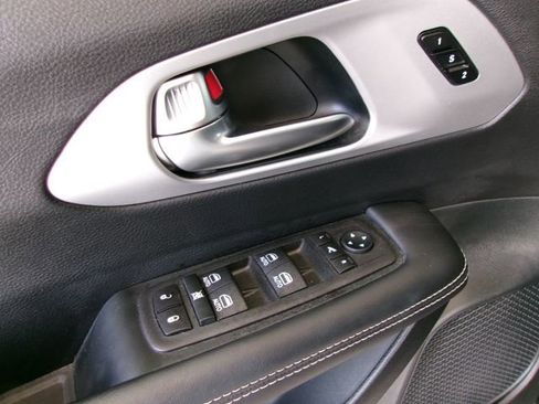 Used 2025 Chrysler Pacifica Limited FWD image 12