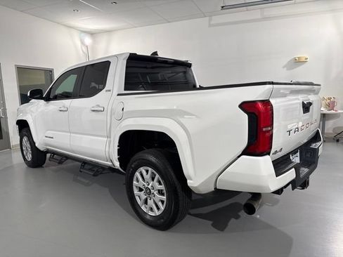 Used 2024 Toyota Tacoma SR5 AWD/4WD image 5