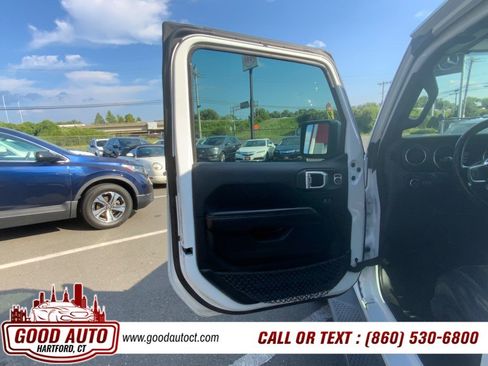 Used 2019 Jeep Wrangler Unlimited Sahara w/ Uconnect 4C Nav & Sound Group AWD/4WD image 9