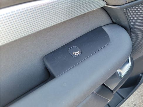 Used 2020 Land Rover Discovery Landmark AWD/4WD image 18