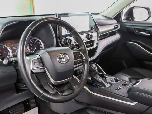 Used 2024 Toyota Highlander XLE FWD image 24
