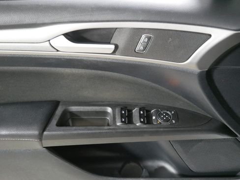 Used 2018 Ford Fusion SE FWD image 19