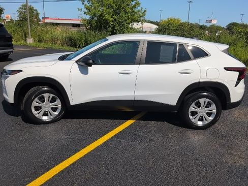 Used 2024 Chevrolet Trax LS FWD image 2