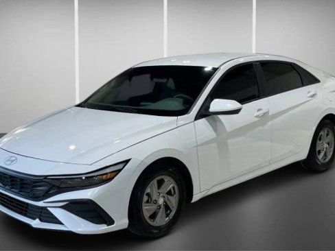 Used 2025 Hyundai Elantra SE image 7