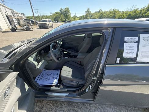 Used 2024 Hyundai Elantra SEL w/ Convenience Package FWD image 11