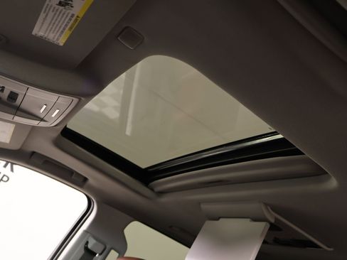 Used 2019 Chevrolet Suburban Premier w/ Premier Plus Edition image 18