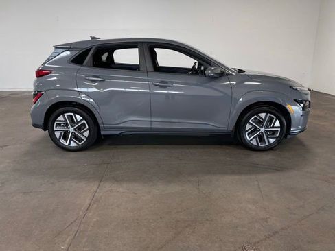 Used 2023 Hyundai Kona SE FWD image 2