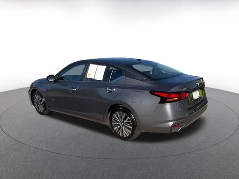 Used 2025 Nissan Altima 2.5 SV FWD image 7