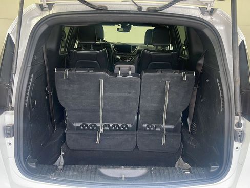 Used 2022 Chrysler Pacifica Limited w/ Uconnect Theater Family Group FWD image 11