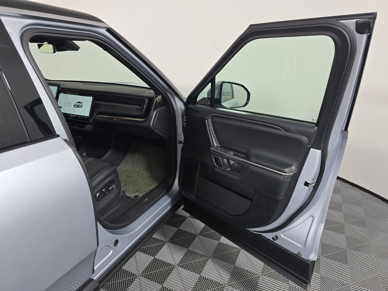 Used 2024 Rivian R1S Adventure Quad AWD/4WD image 18