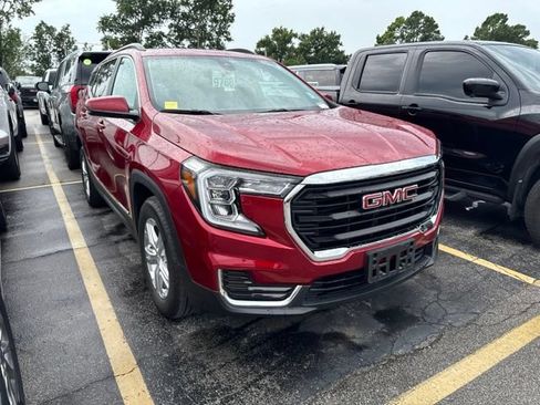 Used 2024 GMC Terrain SLE w/ Driver Convenience Package FWD image 3