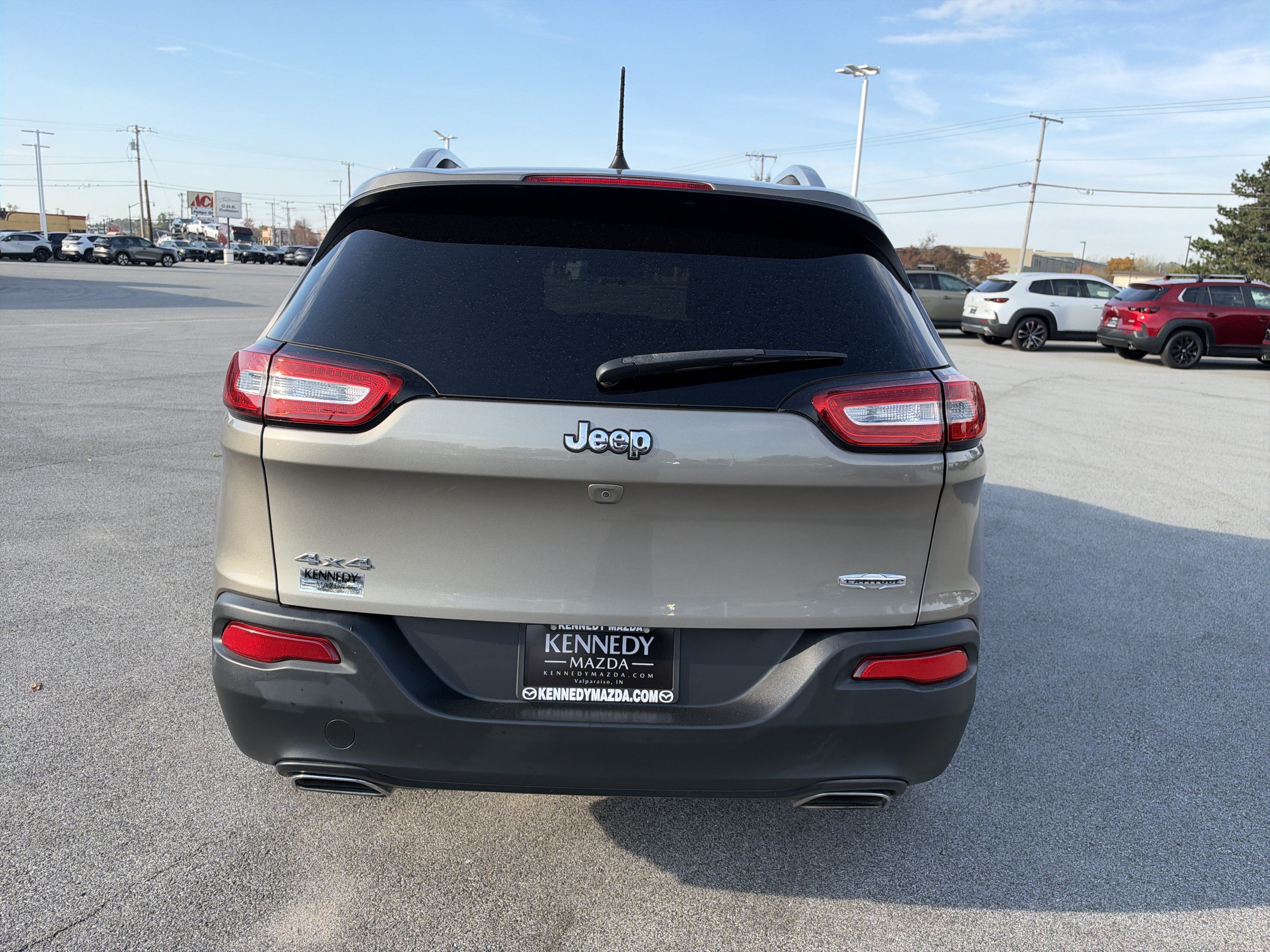 Used 2017 Jeep Cherokee Latitude w/ Cold Weather Group AWD/4WD image 3