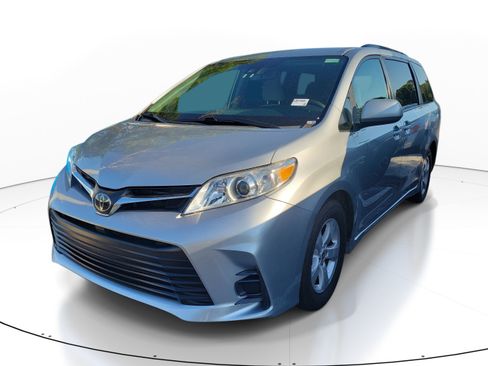 Used 2020 Toyota Sienna LE FWD image 3