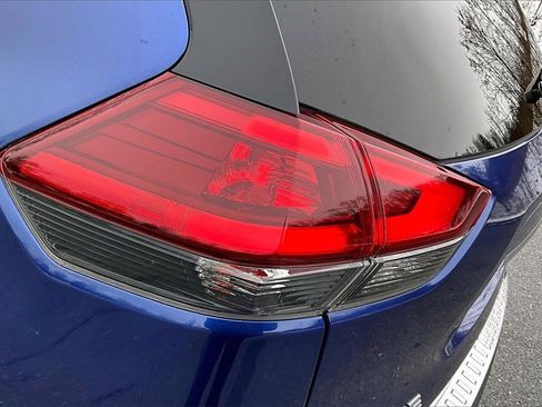 Used 2018 Nissan Rogue SV image 21