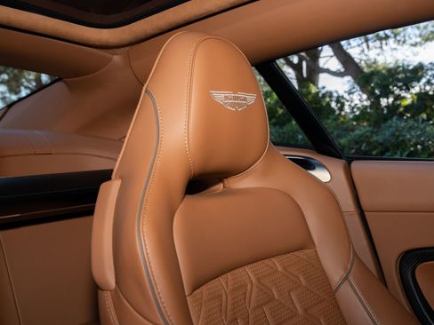 Used 2025 Aston Martin Vanquish RWD image 22