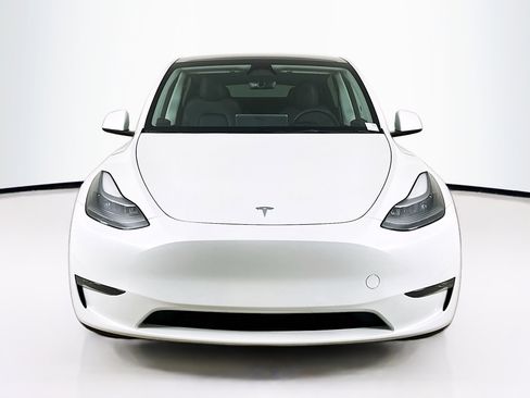 Used 2023 Tesla Model Y Performance image 2