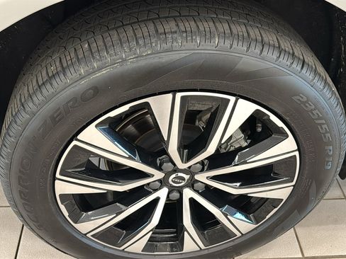 Certified 2025 Volvo XC60 B5 Plus AWD/4WD image 31