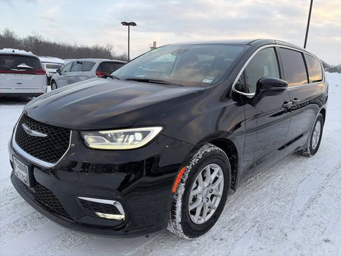 Used 2024 Chrysler Pacifica Touring-L image 8