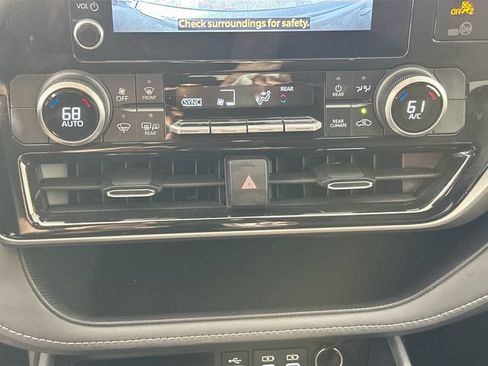 Used 2024 Toyota Highlander LE AWD/4WD image 13