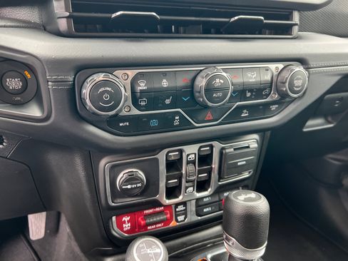 Used 2025 Jeep Wrangler Rubicon w/ Convenience Group image 27