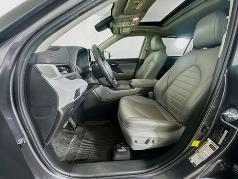 Used 2022 Toyota Highlander XLE image 13