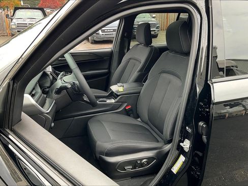 Used 2025 Jeep Grand Cherokee Laredo X w/ Luxury Tech Group I image 25