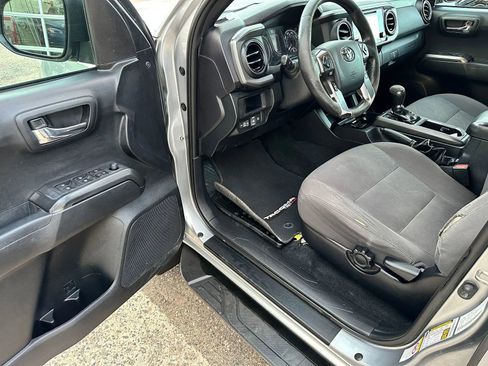 Used 2019 Toyota Tacoma SR5 AWD/4WD image 9