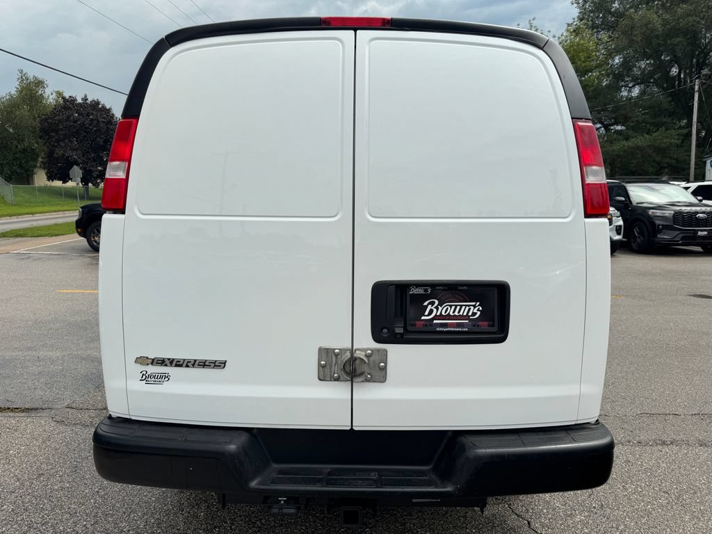 Used 2022 Chevrolet Express 3500 Extended w/ Driver Convenience Package RWD image 6