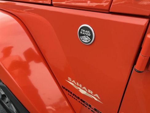 Used 2015 Jeep Wrangler Unlimited Sahara w/ Dual Top Group AWD/4WD image 10
