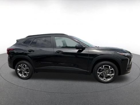 Used 2025 Chevrolet Trax LT FWD image 13