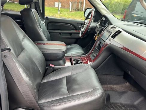 Used 2010 Cadillac Escalade Luxury w/ Livery Package AWD/4WD image 28