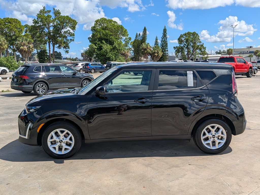 Certified 2025 Kia Soul LX w/ LX Technology Package FWD image 5