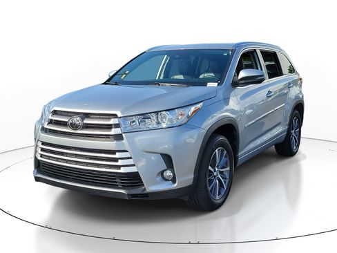 Used 2018 Toyota Highlander XLE FWD image 3