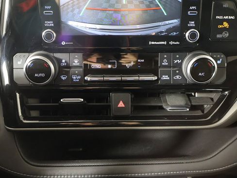 Used 2021 Toyota Highlander XLE image 47