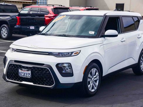 Used 2022 Kia Soul LX image 3