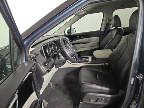 Used 2024 Kia Carnival EX FWD image 11