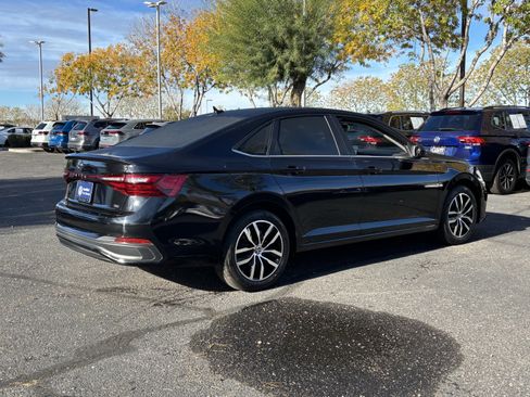 Certified 2025 Volkswagen Jetta SE image 4