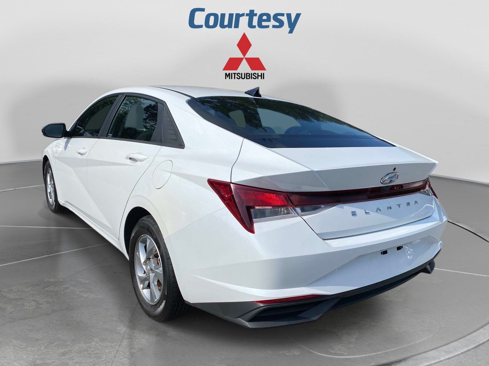 Used 2021 Hyundai Elantra SE FWD image 3