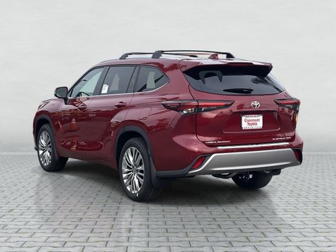 New 2026 Toyota Highlander Platinum image 2