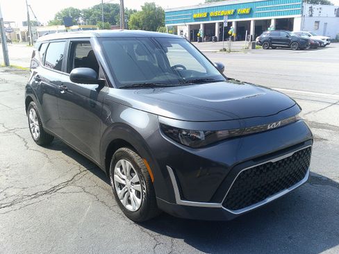 Used 2025 Kia Soul LX FWD image 3