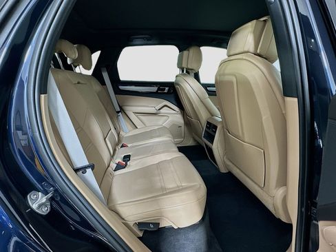 Certified 2022 Porsche Cayenne Platinum Edition image 29