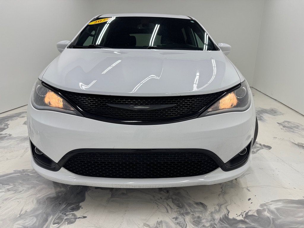 Used 2020 Chrysler Pacifica Touring w/ S Appearance Package FWD image 3