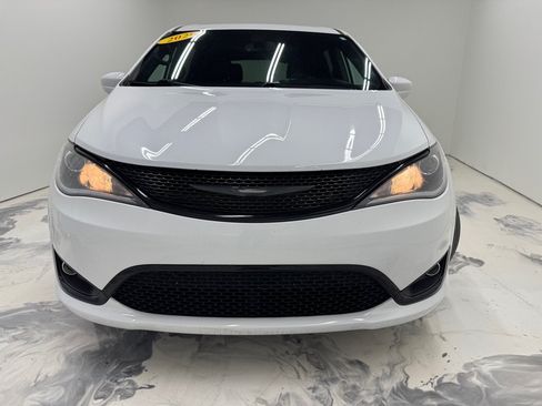 Used 2020 Chrysler Pacifica Touring w/ S Appearance Package FWD image 3