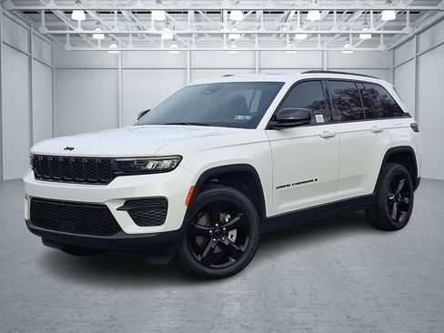 Used 2023 Jeep Grand Cherokee Altitude image 1