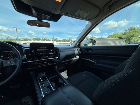 Used 2025 Nissan Pathfinder SV FWD image 38